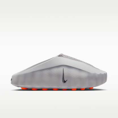 Nike Mind 001 Pregame Mule (Damen) – Light Smoke Grey/Photon Dust/Hyper Crimson/Chrome