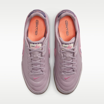 Nike Tiempo Streetgato PRM Low-Top-Fußballschuh für Hallen- und Hartplätze – Light Violet Ore/Gum Dark Brown/Peony