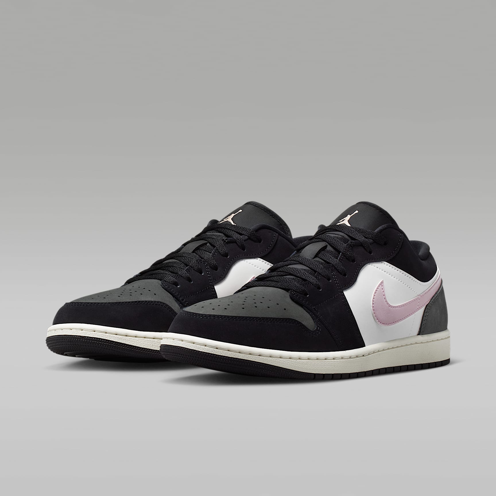 Air Jordan 1 Low SE Herrenschuh – Schwarz/Iron Grey/Weiß/Iced Carmine