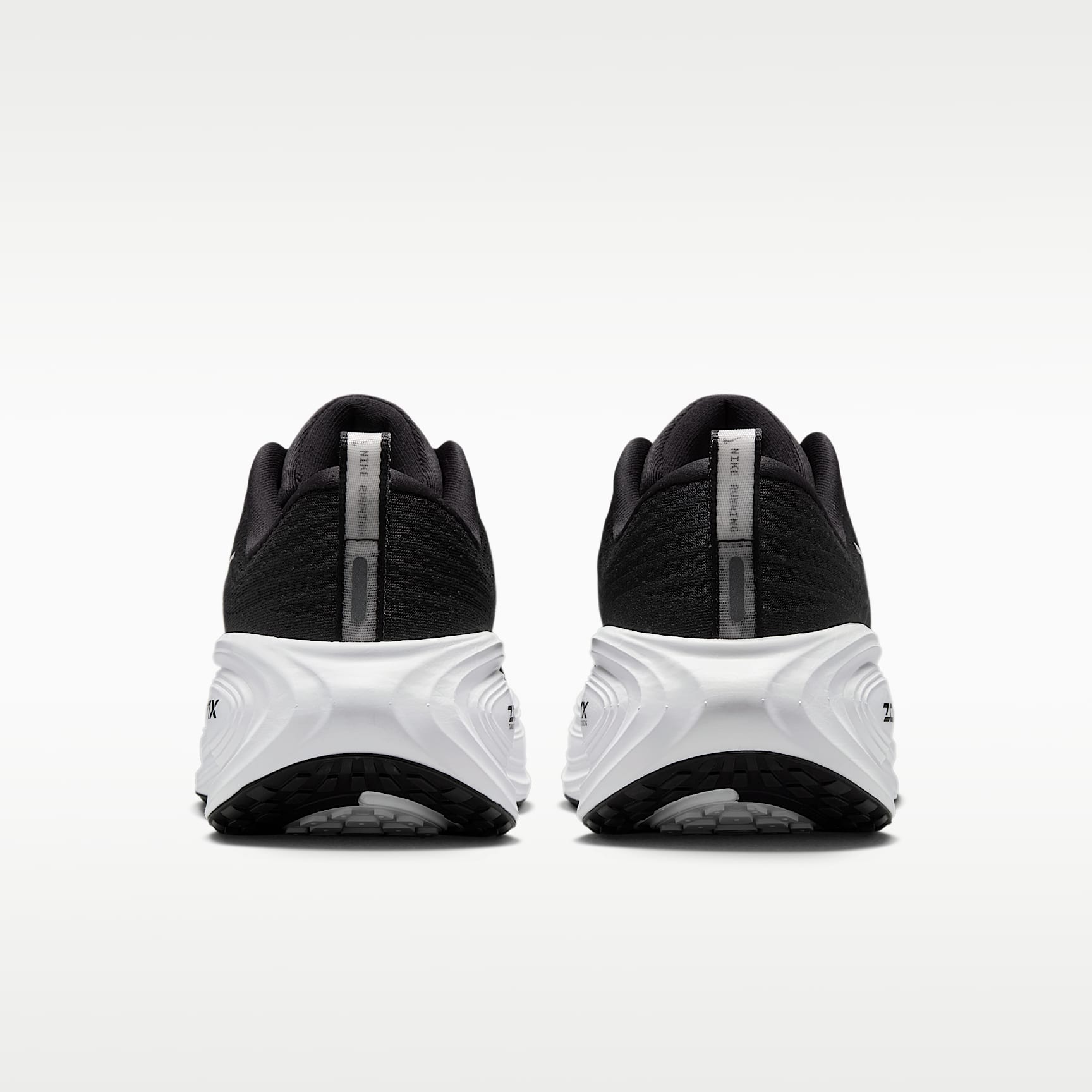 Nike Vomero Plus Straßenlaufschuh (Damen) – Schwarz/Cool Grey/Metallic Dark Grey/Weiß