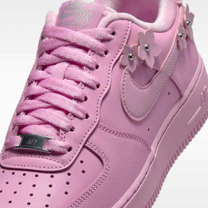 Nike Air Force 1 '07 "Florette" Schuh (Damen) – Pink Rise/Pink Foam/Metallic Silver/Pink Rise