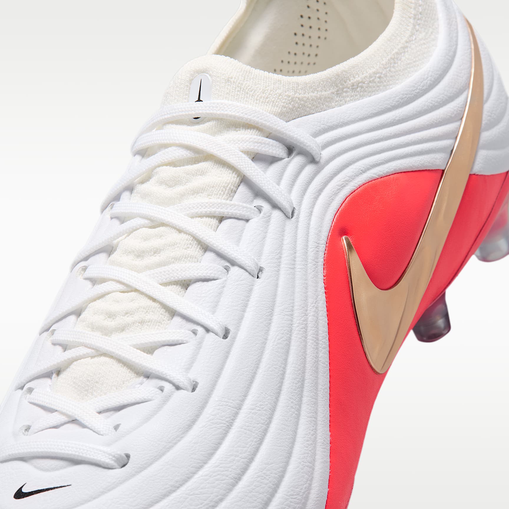 Nike Tiempo Maestro Elite Low Top Fußballschuh für Kunstrasen – Weiß/Bright Crimson/Blur