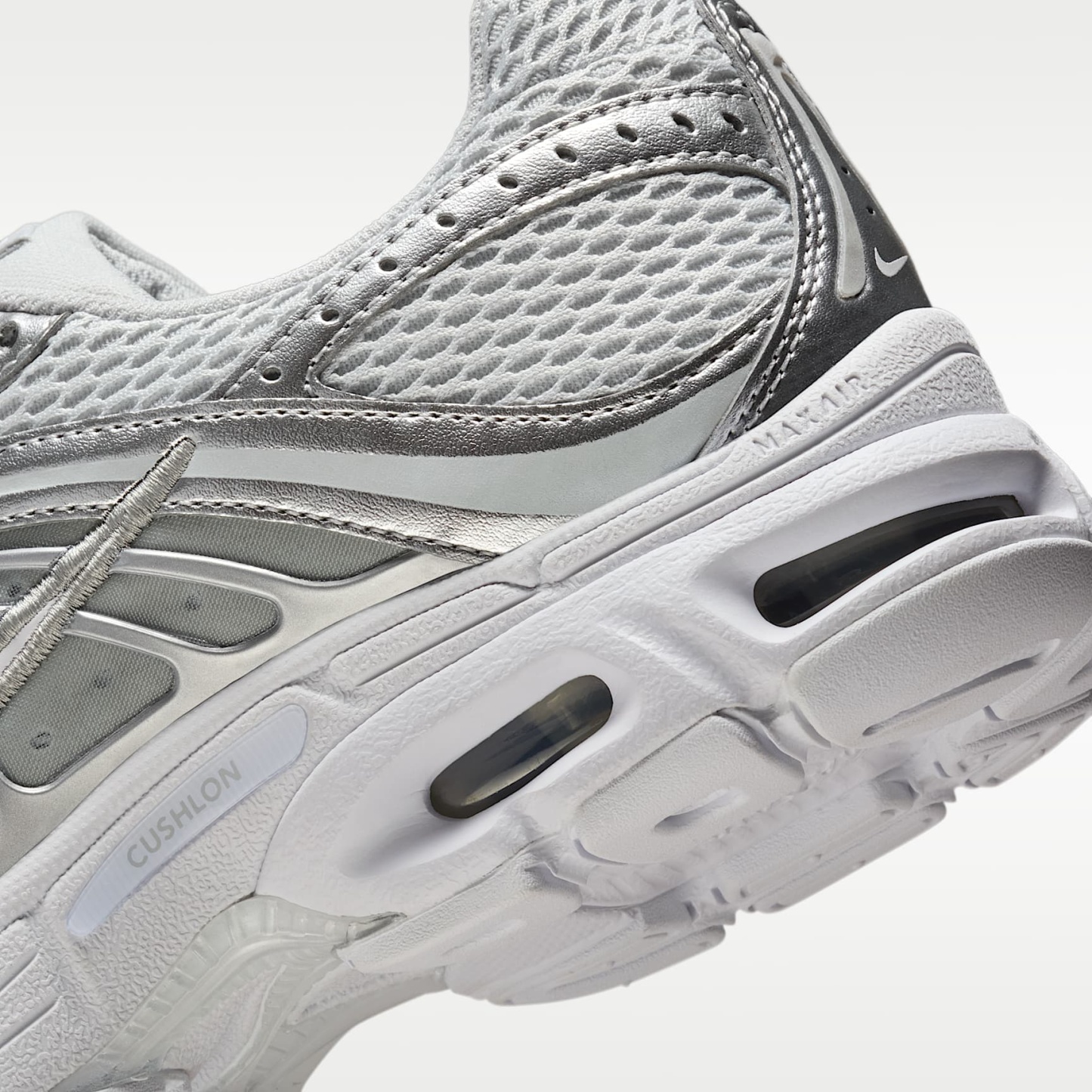 Nike Air Max Moto 2K Schuh mit reflektierenden Akzenten (Damen) – Grey Fog/Metallic Silver/Weiß