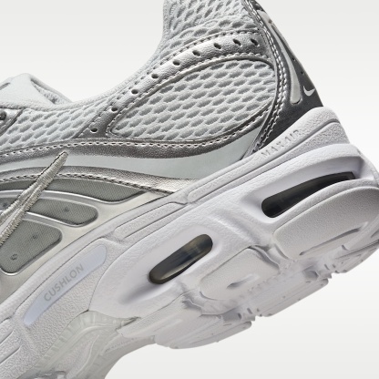 Nike Air Max Moto 2K Schuh mit reflektierenden Akzenten (Damen) – Grey Fog/Metallic Silver/Weiß
