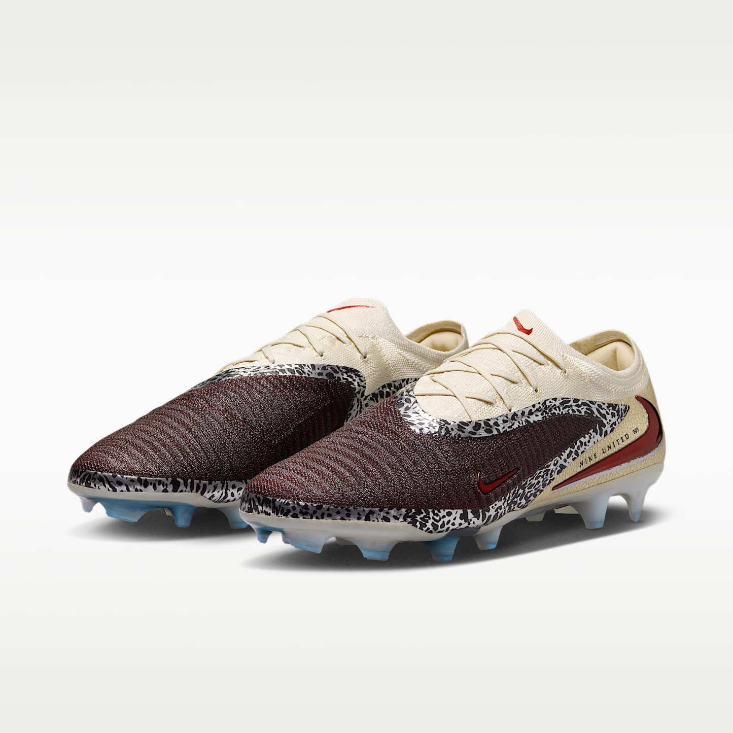Nike United Phantom 6 Low Elite Fußballschuh für normalen Rasen – Burgundy Crush/Fossil/University Red
