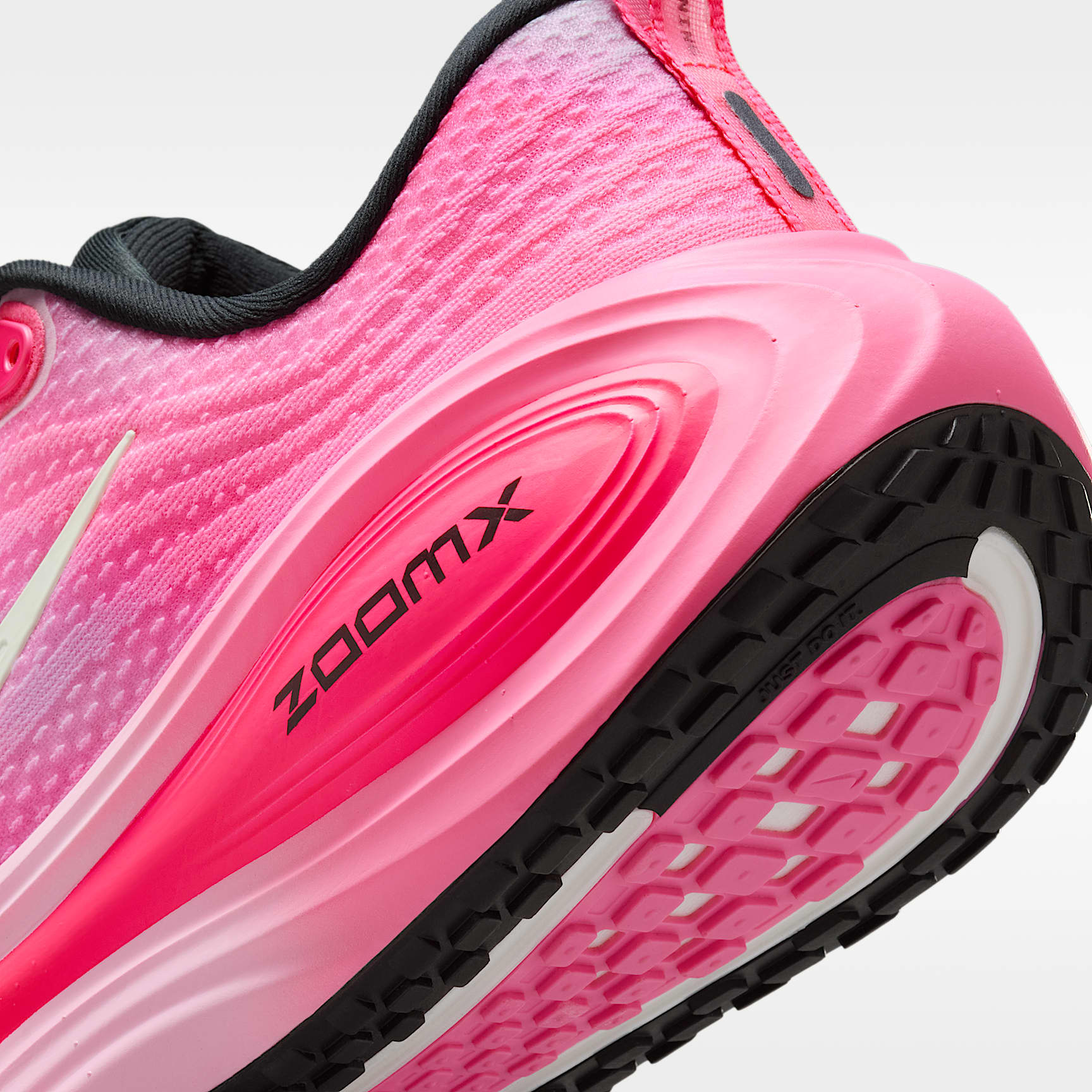 Nike Vomero Plus Straßenlaufschuh (Damen) – Pearl Pink/Pink Glow/Hyper Pink/Summit White