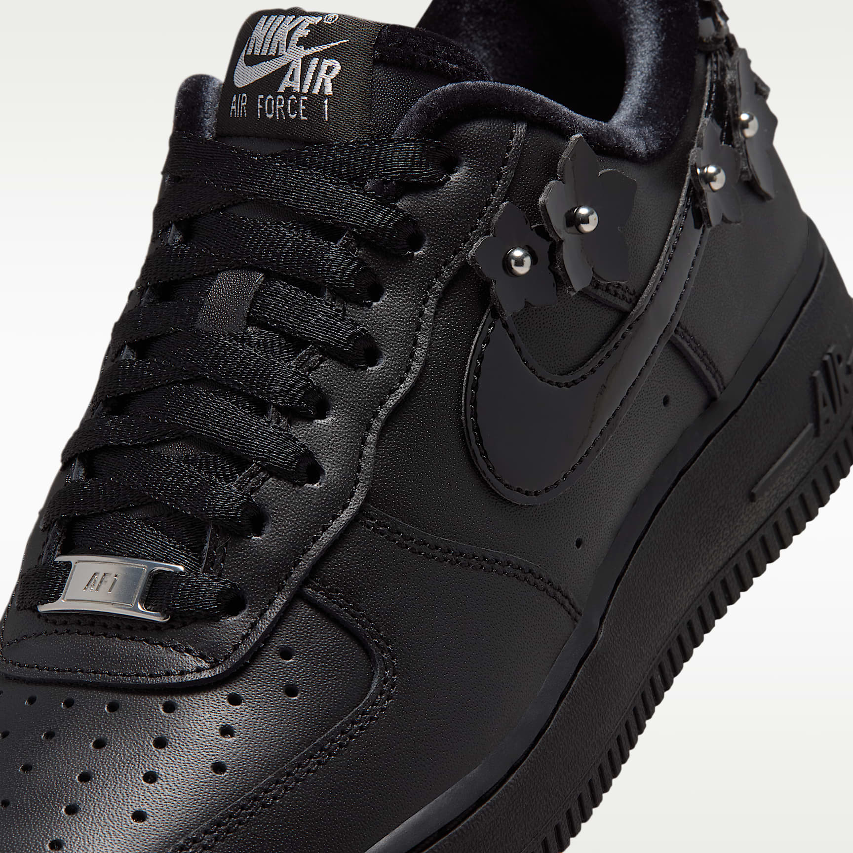 Nike Air Force 1 '07 "Florette" Schuh (Damen) – Schwarz/Off Noir/Metallic Silver/Schwarz