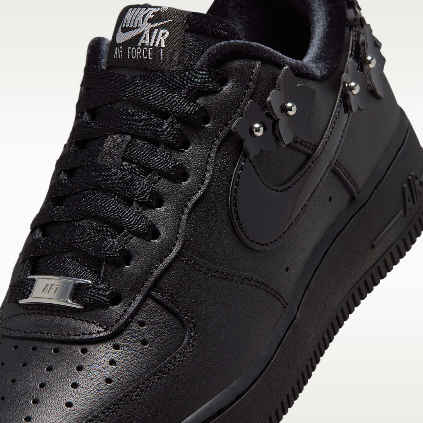 Nike Air Force 1 '07 "Florette" Schuh (Damen) – Schwarz/Off Noir/Metallic Silver/Schwarz