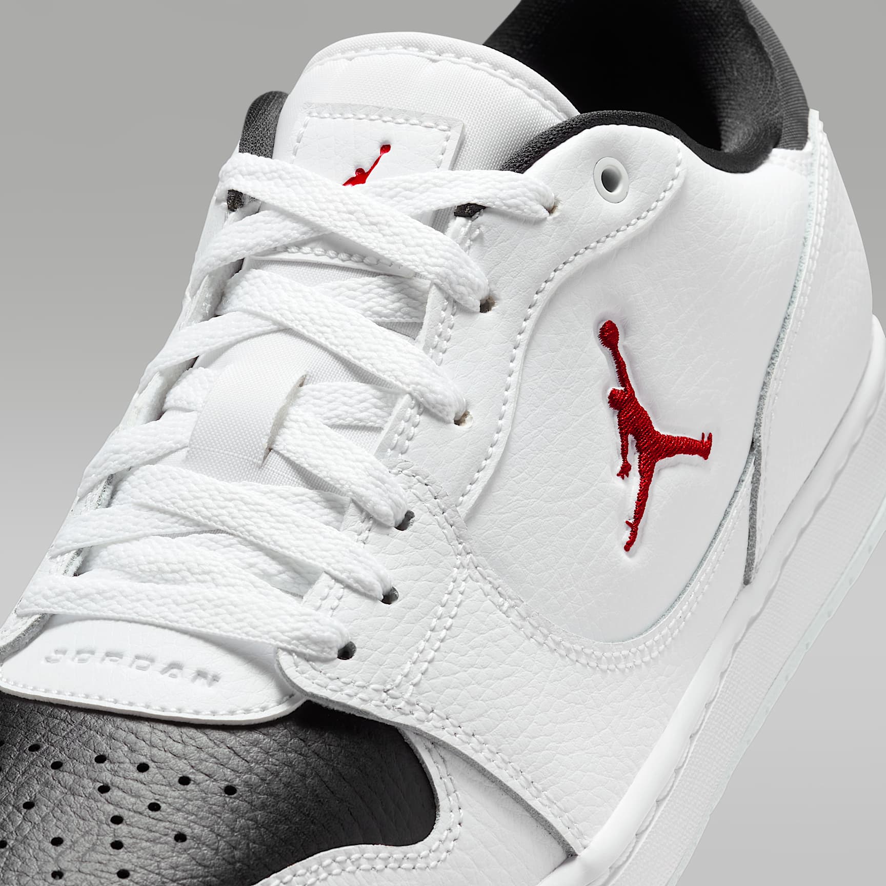 Jordan Court Connect Low Herrenschuhe – Weiß/Schwarz/Gym Red