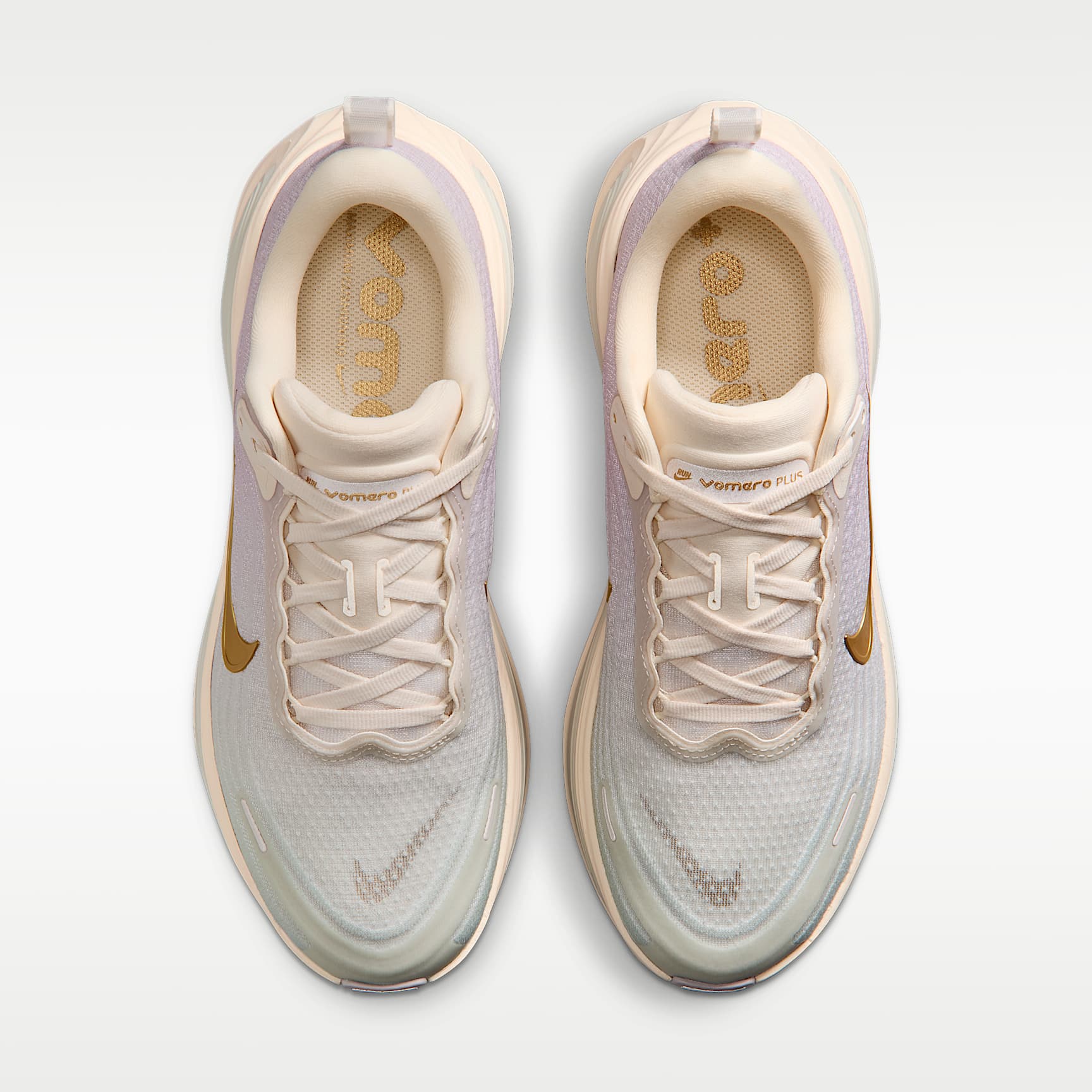 Nike Vomero Plus Straßenlaufschuh (Damen) – Chalk/Bleached Lilac/Spruce Aura/Metallic Gold