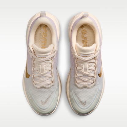 Nike Vomero Plus Straßenlaufschuh (Damen) – Chalk/Bleached Lilac/Spruce Aura/Metallic Gold