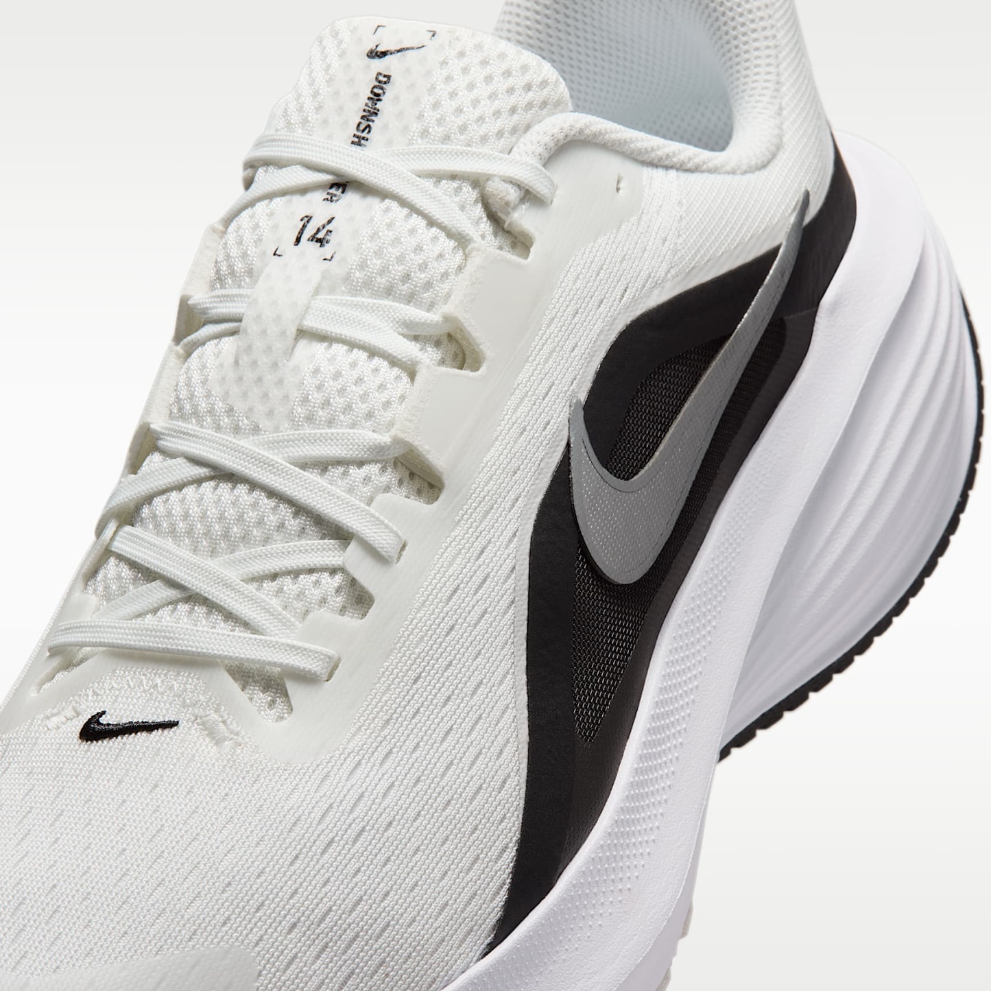 Nike Downshifter 14 Straßenlaufschuh (Herren) – Summit White/Schwarz/Weiß/Metallic Silver