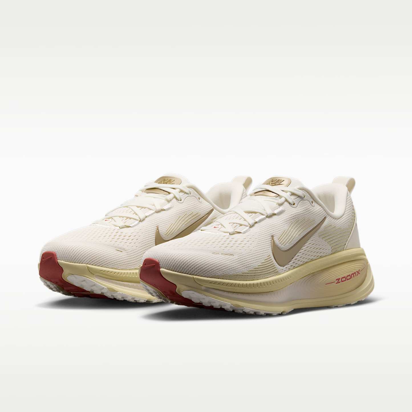 Nike Vomero 18 Straßenlaufschuh (Damen) – Sail/Light Khaki/Filbert/Metallic Gold Grain
