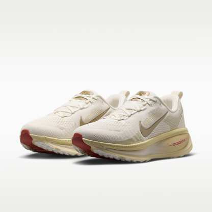 Nike Vomero 18 Straßenlaufschuh (Damen) – Sail/Light Khaki/Filbert/Metallic Gold Grain