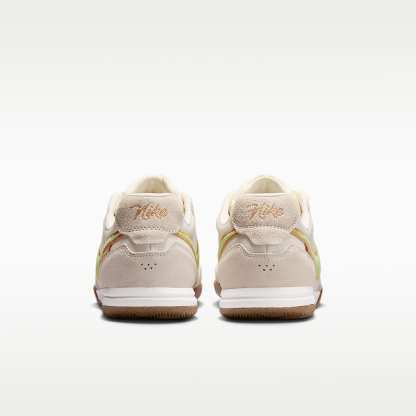 Nike Tiempo Streetgato PRM Low-Top-Fußballschuh für Hallen- und Hartplätze – Chalk/Moon Particle/Lemon Venom