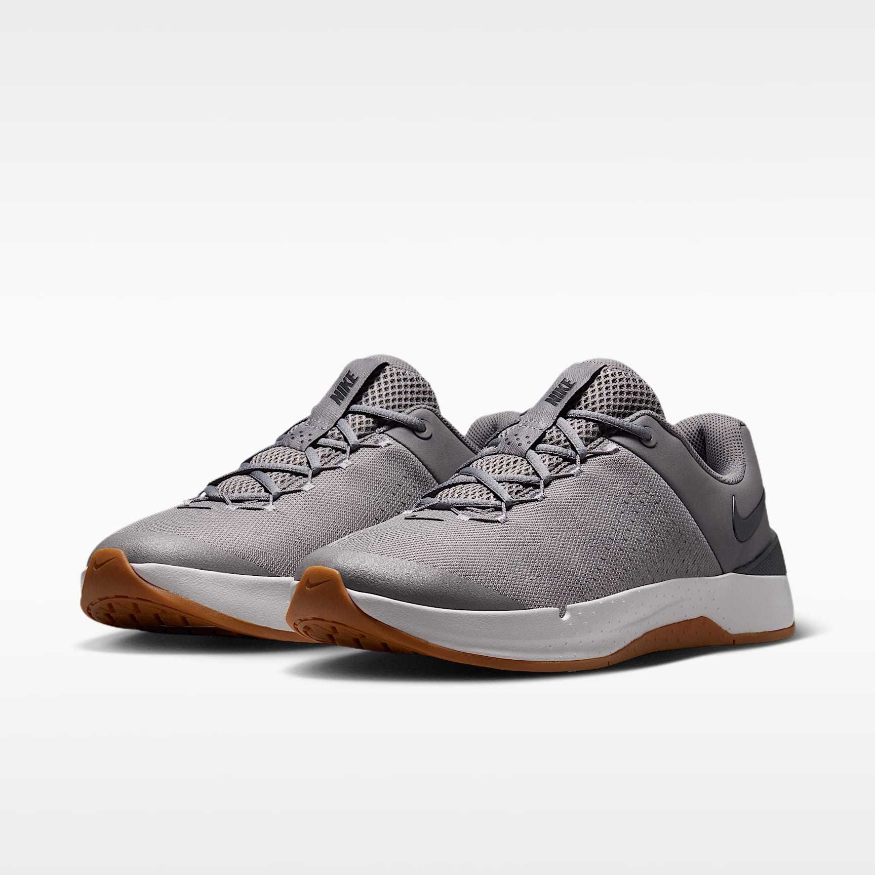 Nike MC Trainer 4 Trainingsschuh (Herren) – Pencil Point/Photon Dust/Gum Medium Brown/Dark Smoke Grey