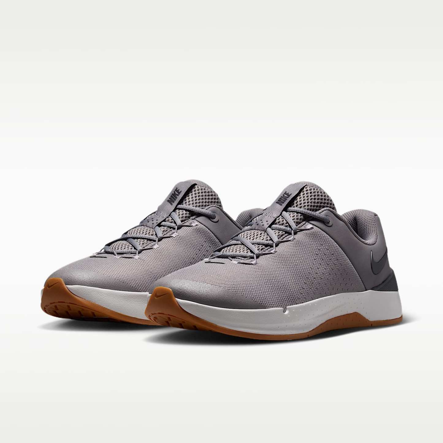 Nike MC Trainer 4 Trainingsschuh (Herren) – Pencil Point/Photon Dust/Gum Medium Brown/Dark Smoke Grey