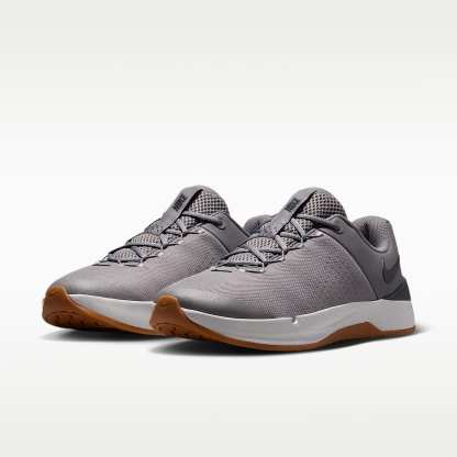 Nike MC Trainer 4 Trainingsschuh (Herren) – Pencil Point/Photon Dust/Gum Medium Brown/Dark Smoke Grey