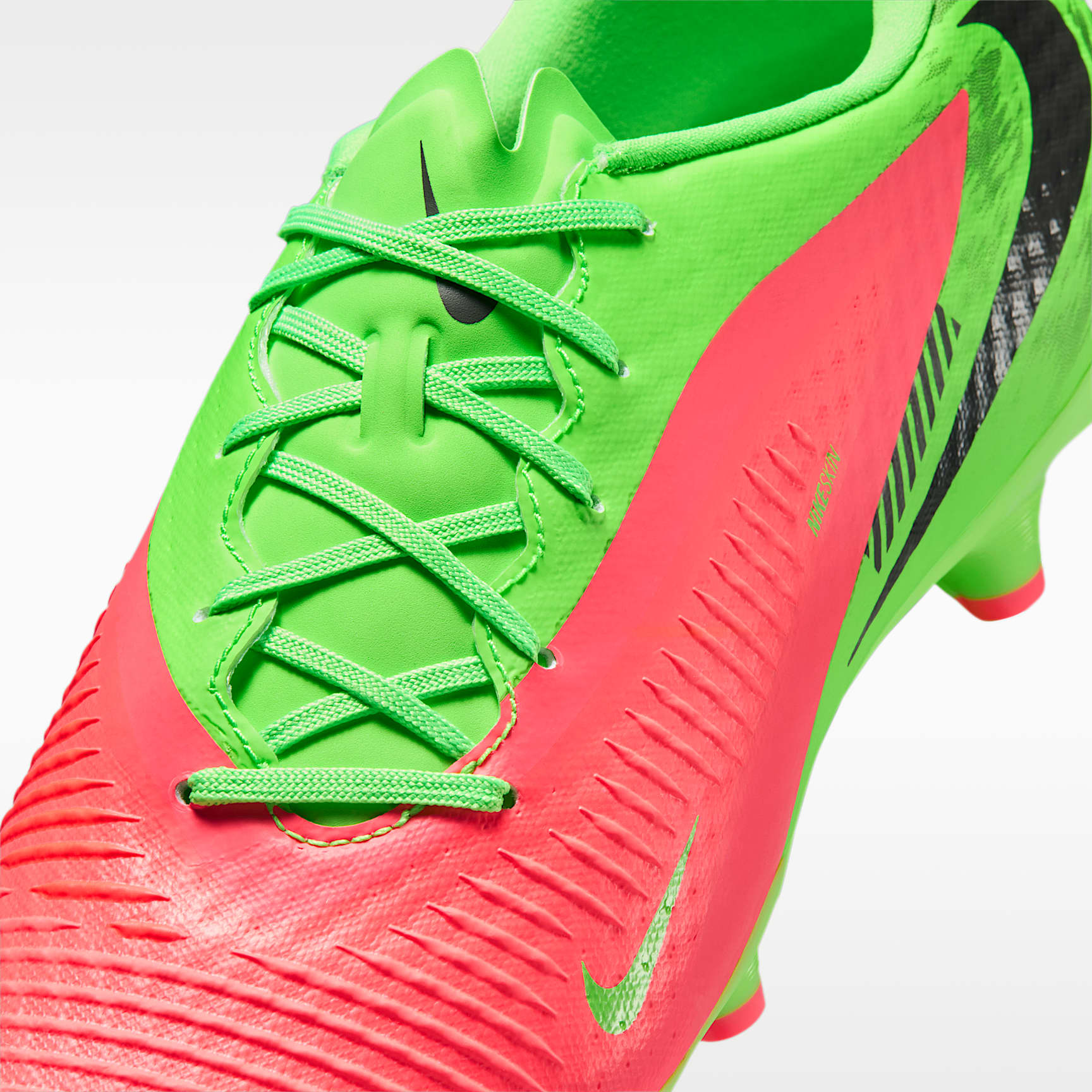 Nike Phantom 6 Low Academy "Erling Haaland" Fußballschuh für verschiedene Böden – Hot Punch/Green Strike/Schwarz
