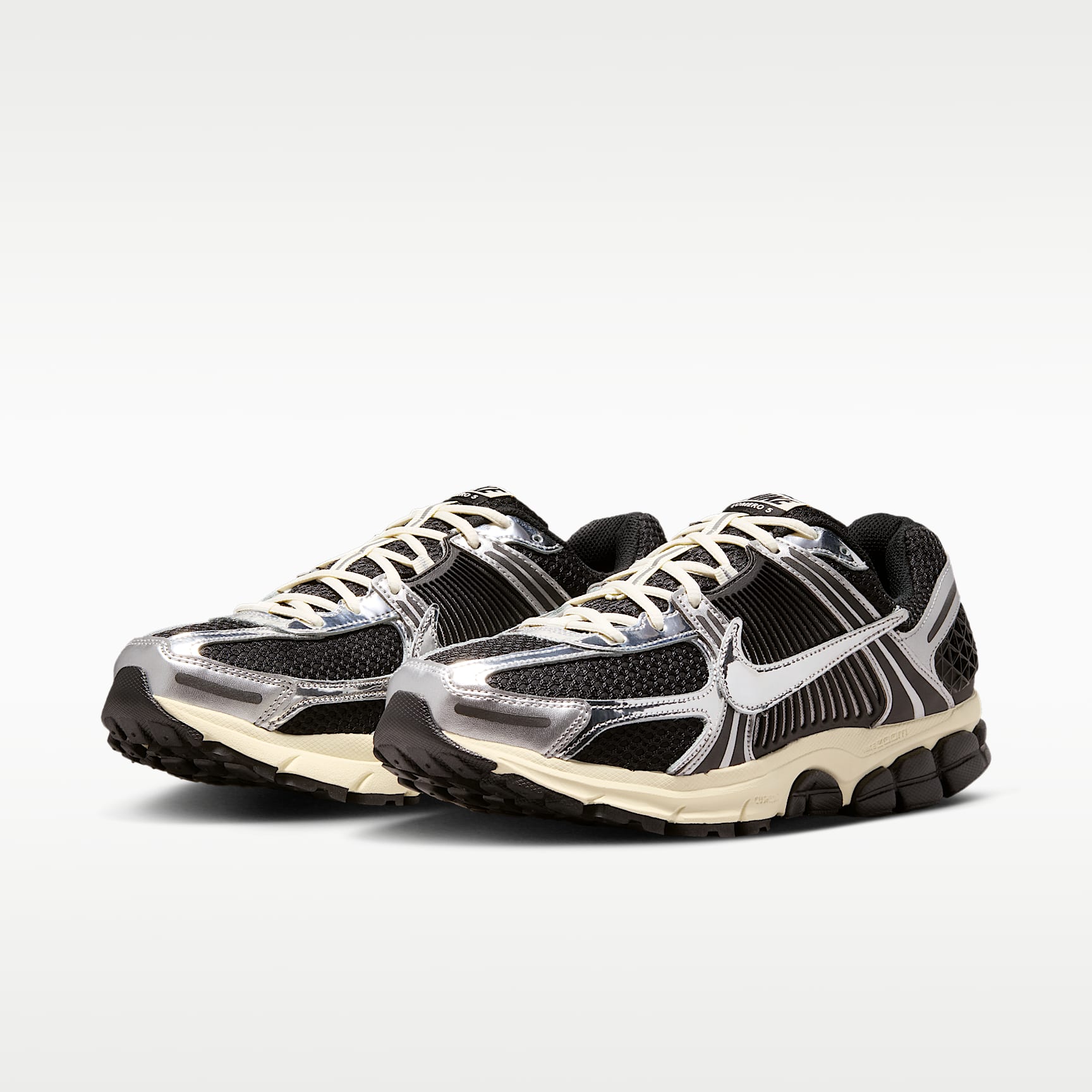 Nike Zoom Vomero 5 Schuh (Herren) – Schwarz/Metallic Silver/Coconut Milk/Chrome