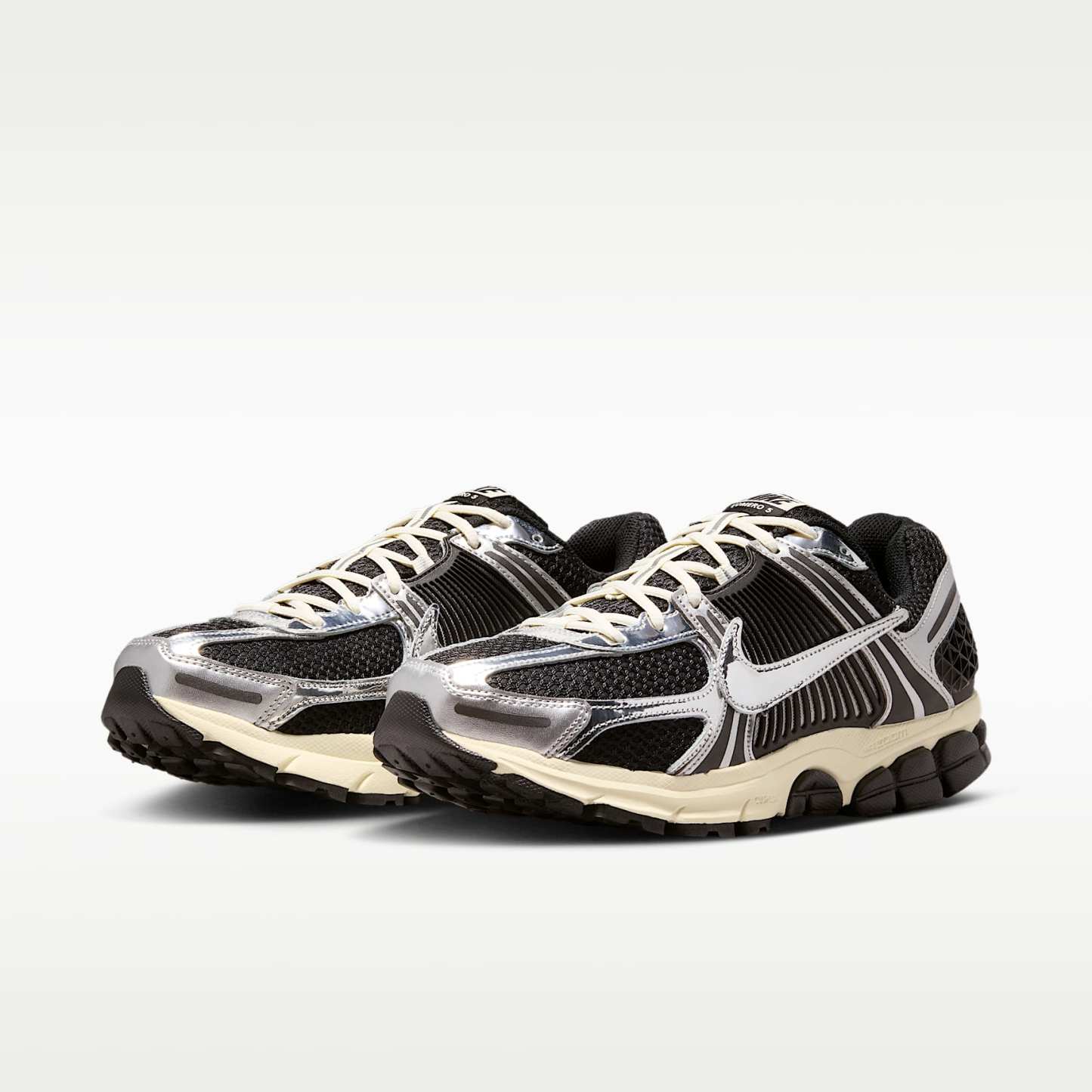 Nike Zoom Vomero 5 Schuh (Herren) – Schwarz/Metallic Silver/Coconut Milk/Chrome