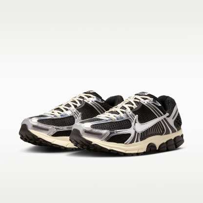 Nike Zoom Vomero 5 Schuh (Herren) – Schwarz/Metallic Silver/Coconut Milk/Chrome