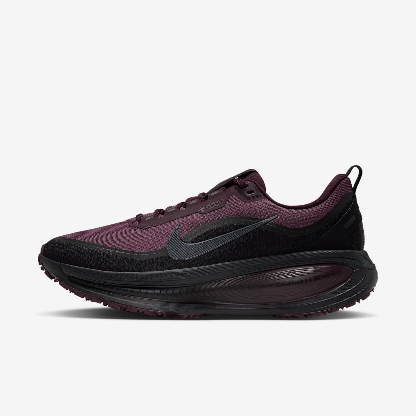 Nike Vomero 18 GORE-TEX wasserdichter Straßenlaufschuh mit reflektierenden Akzenten (Herren) – Burgundy Crush/Burgundy Crush/Schwarz