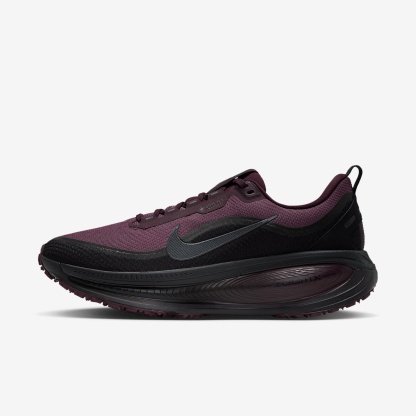 Nike Vomero 18 GORE-TEX wasserdichter Straßenlaufschuh mit reflektierenden Akzenten (Herren) – Burgundy Crush/Burgundy Crush/Schwarz
