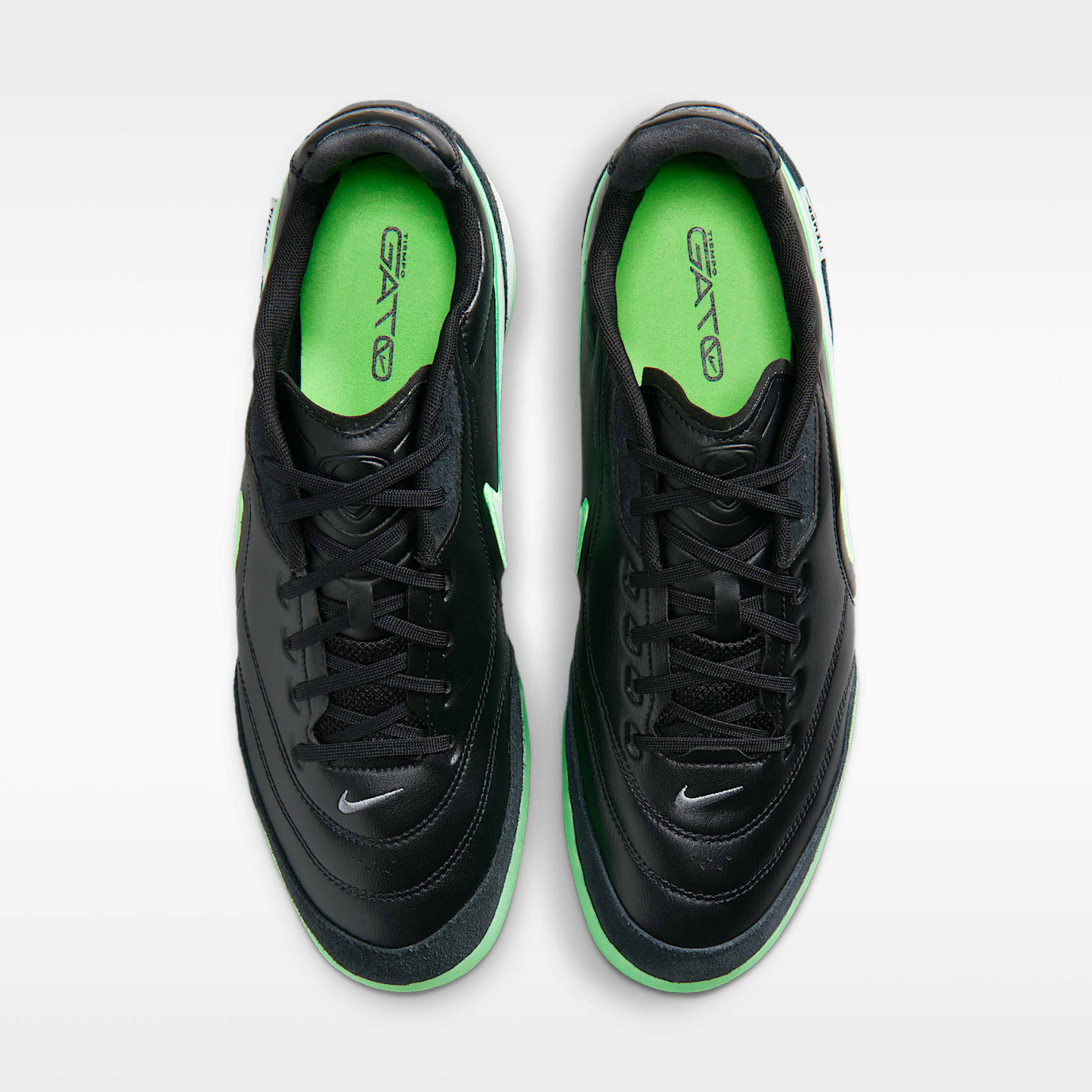 Nike Tiempo Streetgato Low-Top-Fußballschuh für Hallen- und Hartplätze – Schwarz/Schwarz/Illusion Green