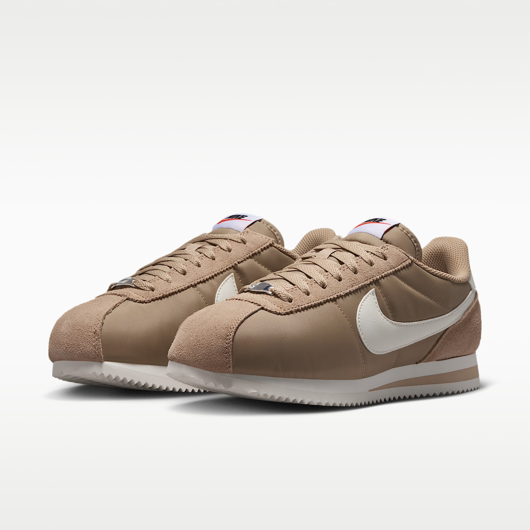 Nike Cortez Textile Schuh (Damen) – British Khaki/Schwarz/Safety Orange/Sail