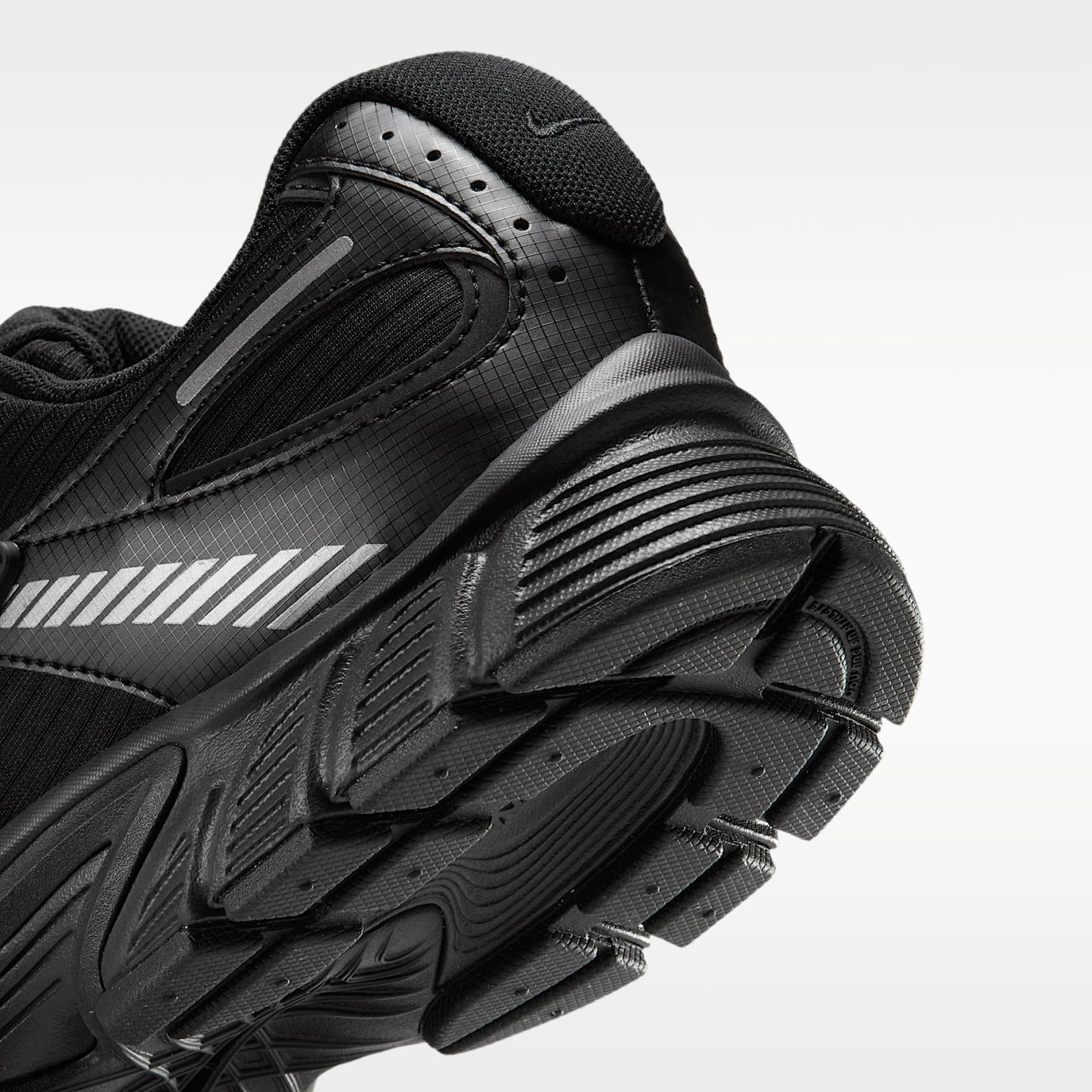 Nike V5 RNR Ripstop Schuh (Herren) – Schwarz/Schwarz/Schwarz