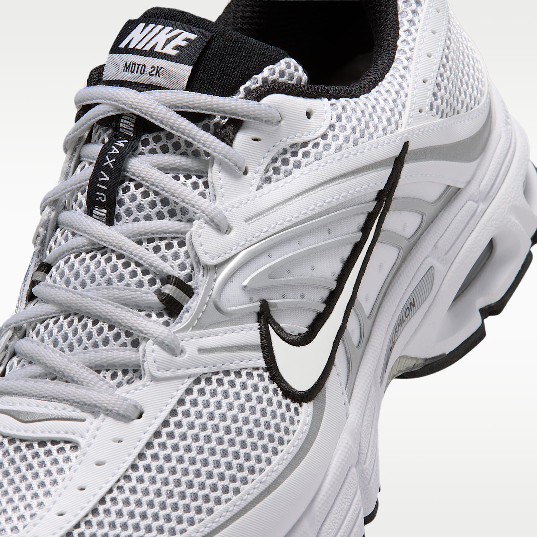 Nike Air Max Moto 2K Schuh (Herren) – Weiß/Schwarz/Wolf Grey/Metallic Silver