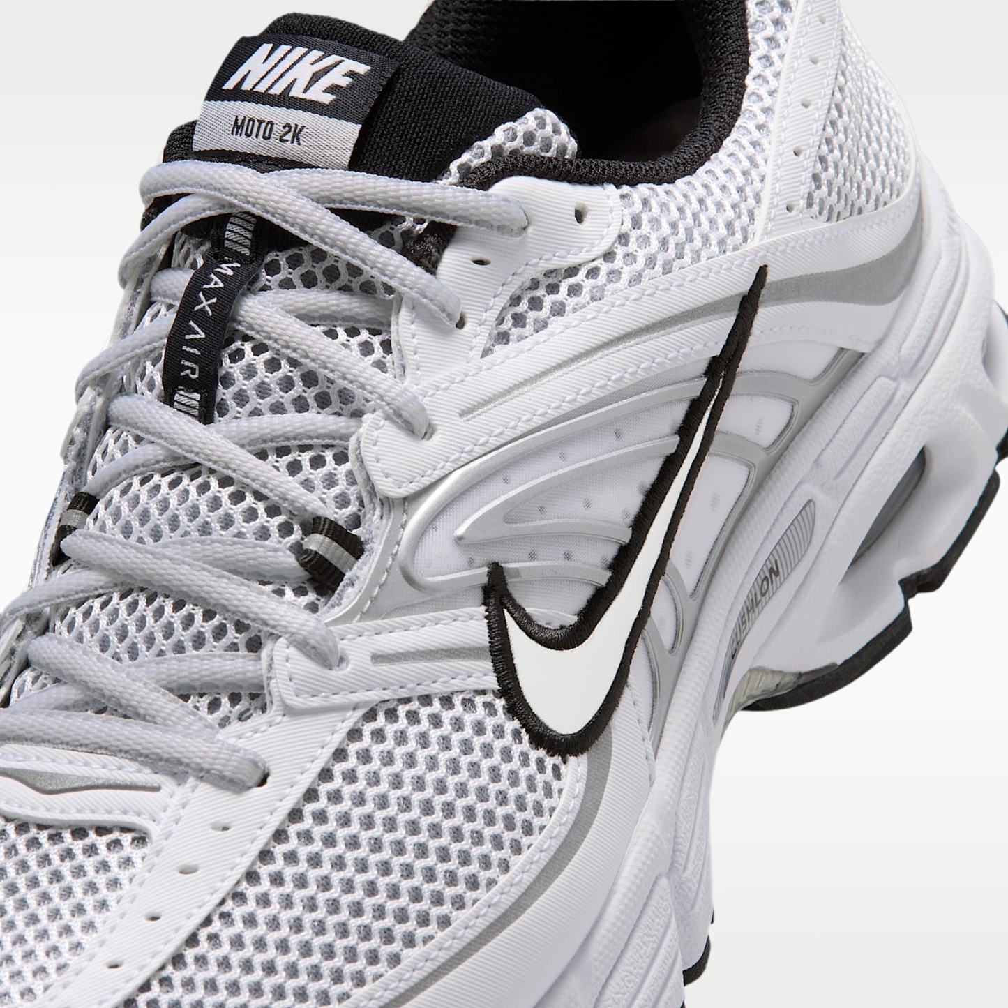 Nike Air Max Moto 2K Schuh (Herren) – Weiß/Schwarz/Wolf Grey/Metallic Silver