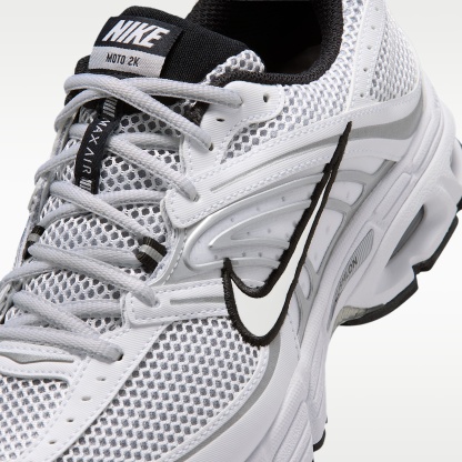 Nike Air Max Moto 2K Schuh (Herren) – Weiß/Schwarz/Wolf Grey/Metallic Silver