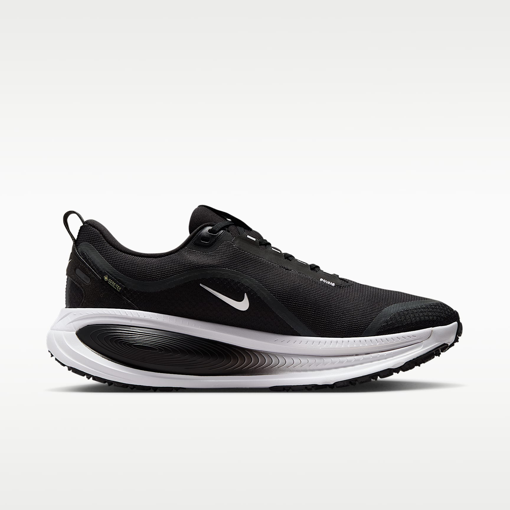 Nike Vomero 18 GORE-TEX wasserdichter Straßenlaufschuh mit reflektierenden Akzenten (Herren) – Schwarz/Anthracite/Weiß/Metallic Silver