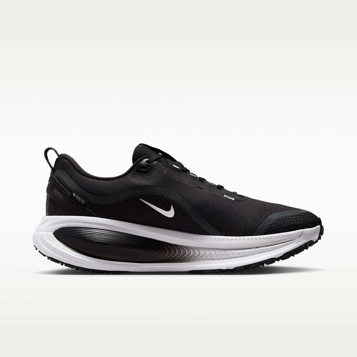 Nike Vomero 18 GORE-TEX wasserdichter Straßenlaufschuh mit reflektierenden Akzenten (Herren) – Schwarz/Anthracite/Weiß/Metallic Silver