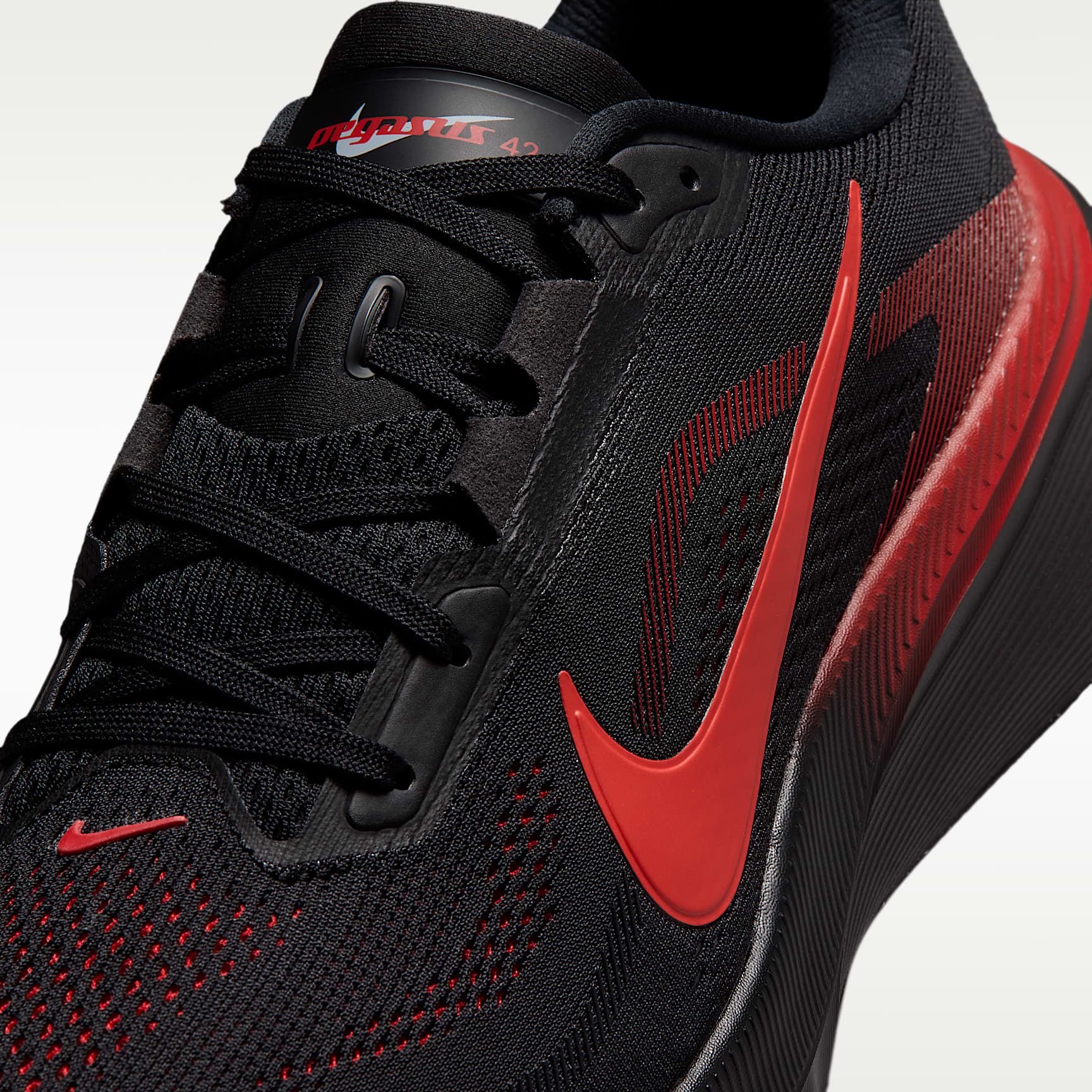 Nike Pegasus 42 Straßenlaufschuh (Herren) – Schwarz/University Red/Wolf Grey/Bright Crimson