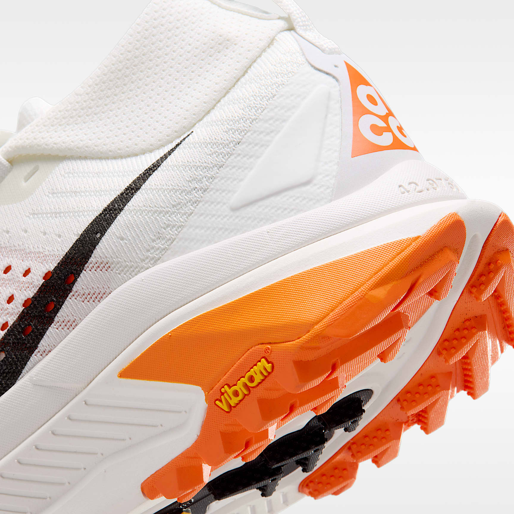 ACG Zegama Trail Traillaufschuh (Damen) – Summit White/Phantom/Safety Orange/Schwarz