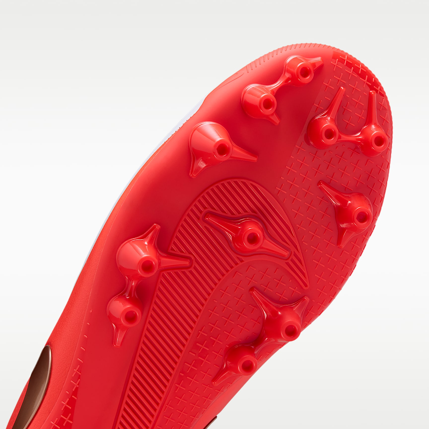 Nike Tiempo Maestro Academy Low Top Fußballschuh für Kunstrasen – Weiß/Bright Crimson/Blur