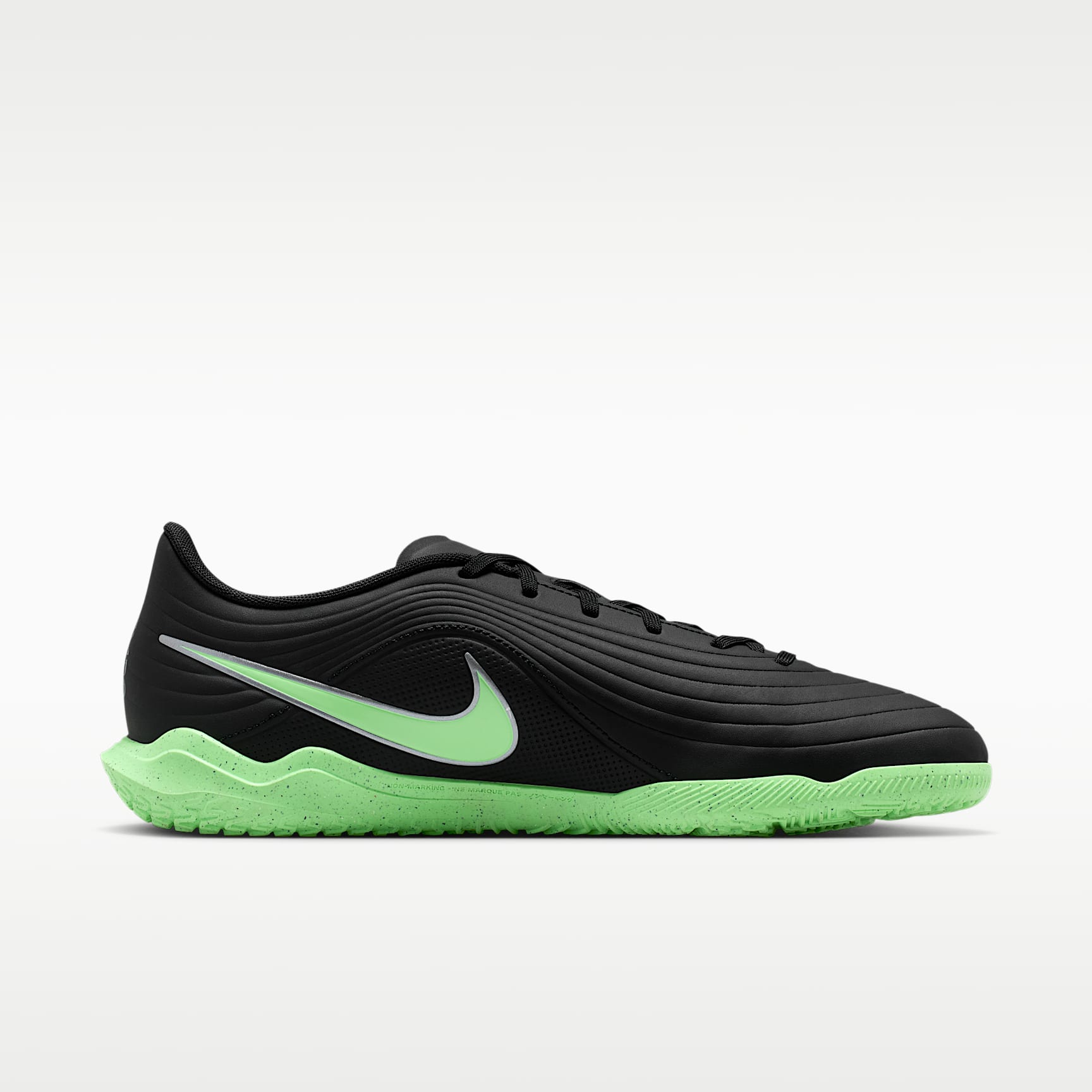 Nike Tiempo Maestro Club Low-Top-Fußballschuh für Hallen- und Hartplätze – Schwarz/Schwarz/Illusion Green
