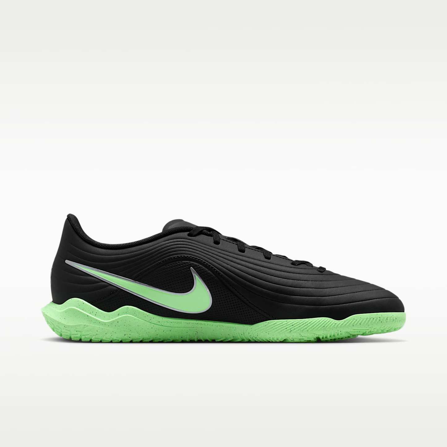 Nike Tiempo Maestro Club Low-Top-Fußballschuh für Hallen- und Hartplätze – Schwarz/Schwarz/Illusion Green