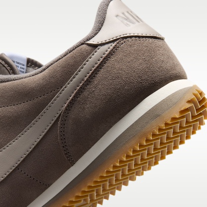Nike Cortez Schuh (Damen) – Cave Stone/Sail/Gum Light Brown/Enigma Stone