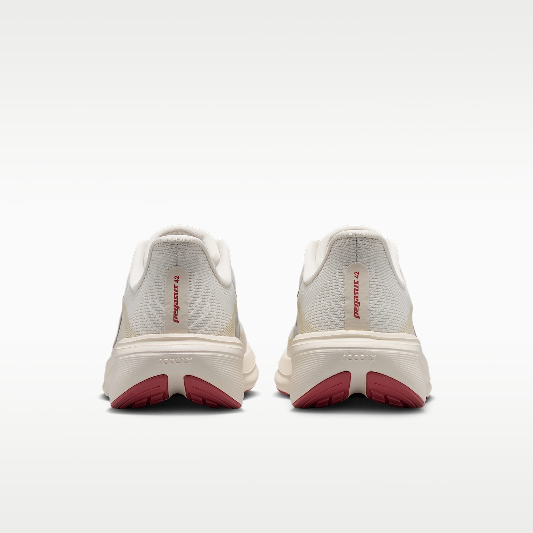 Nike Pegasus 42 Straßenlaufschuh (Damen) – Phantom/Chalk/Sail/Metallic Gold Grain
