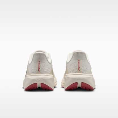 Nike Pegasus 42 Straßenlaufschuh (Damen) – Phantom/Chalk/Sail/Metallic Gold Grain