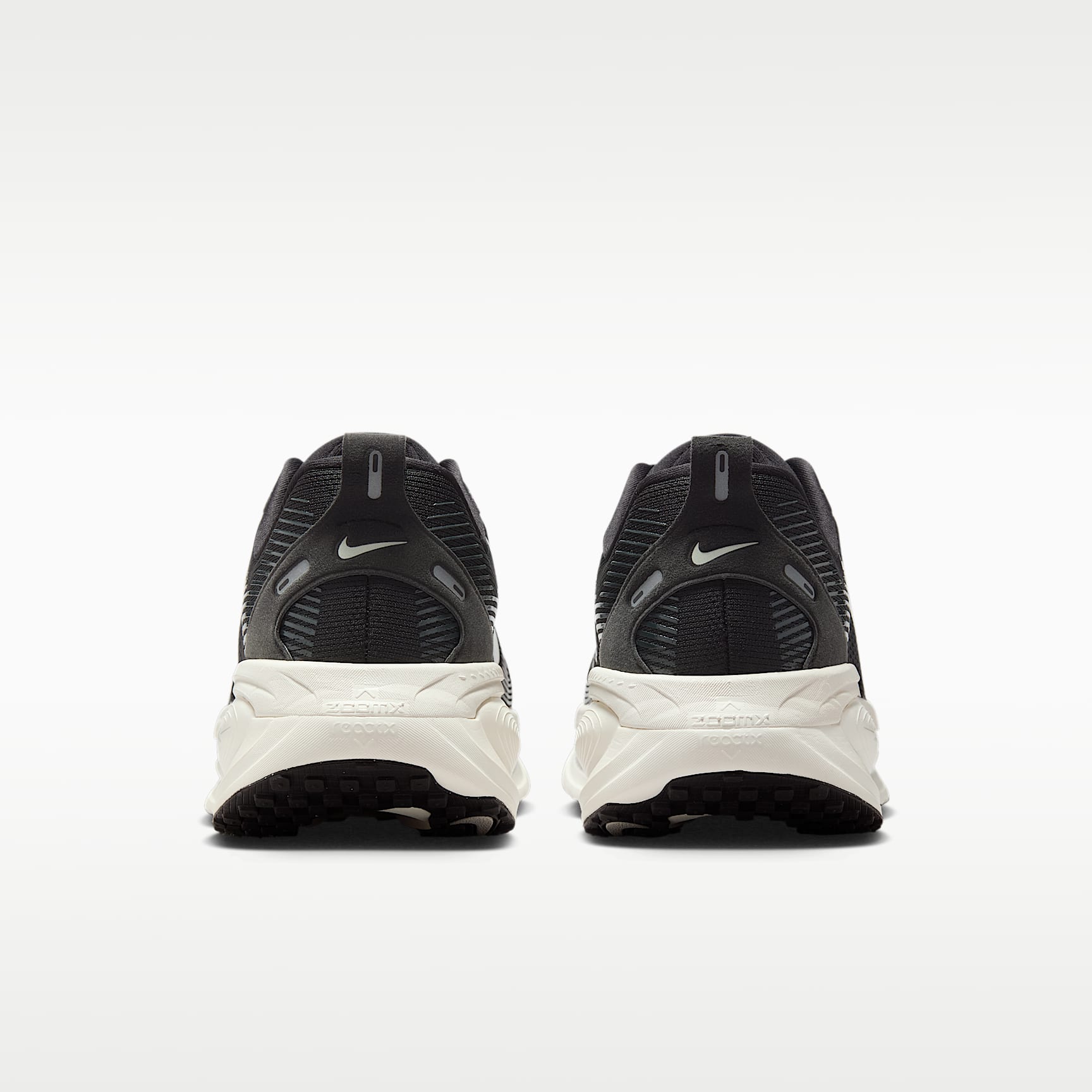 Nike Vomero 18 Herren-Laufschuh (weit) – Schwarz/Coconut Milk/Light Iron Ore/Summit White