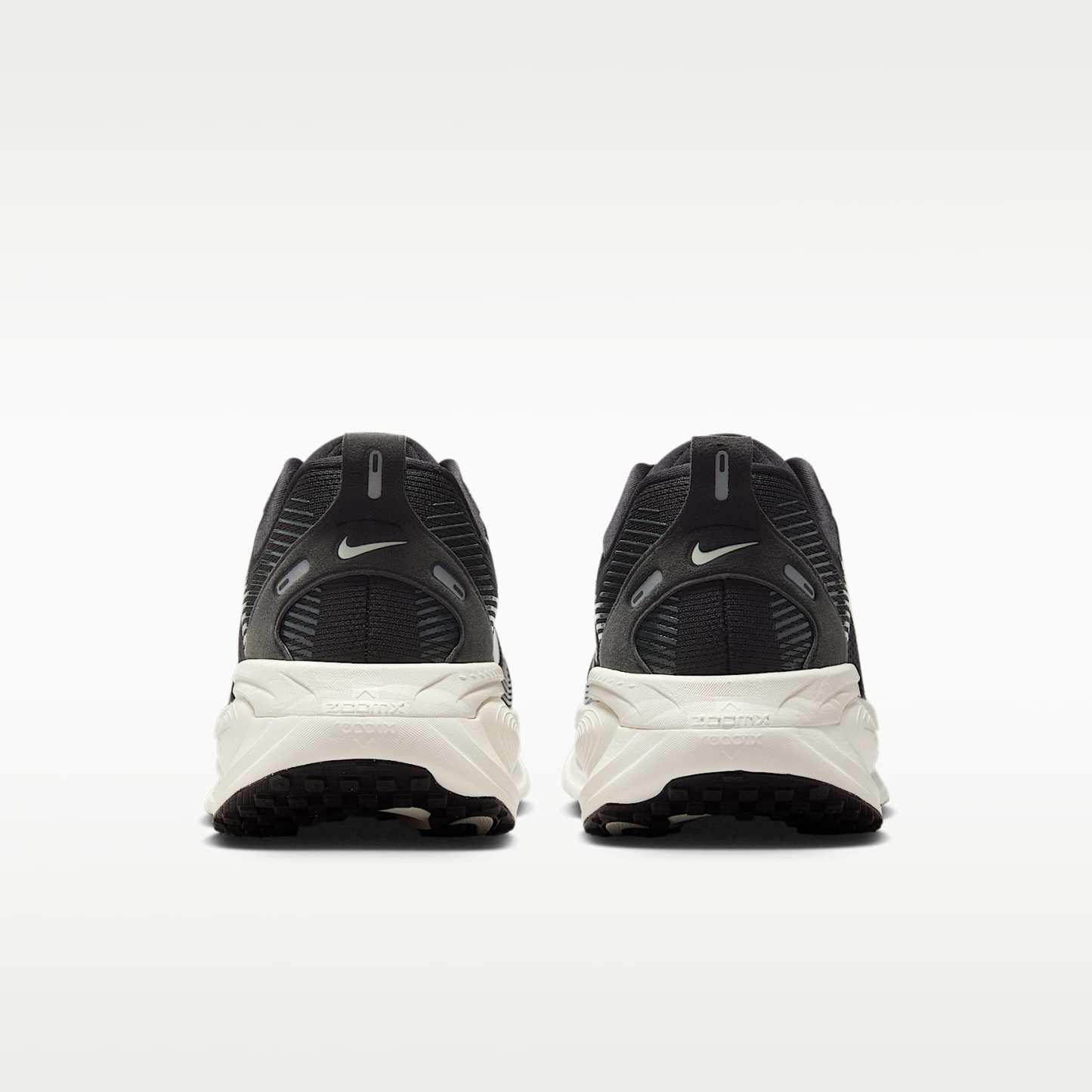 Nike Vomero 18 Herren-Laufschuh (weit) – Schwarz/Coconut Milk/Light Iron Ore/Summit White