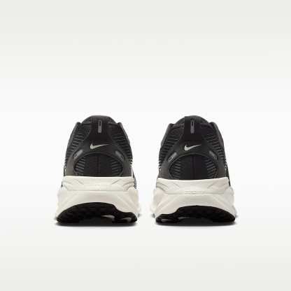 Nike Vomero 18 Herren-Laufschuh (weit) – Schwarz/Coconut Milk/Light Iron Ore/Summit White