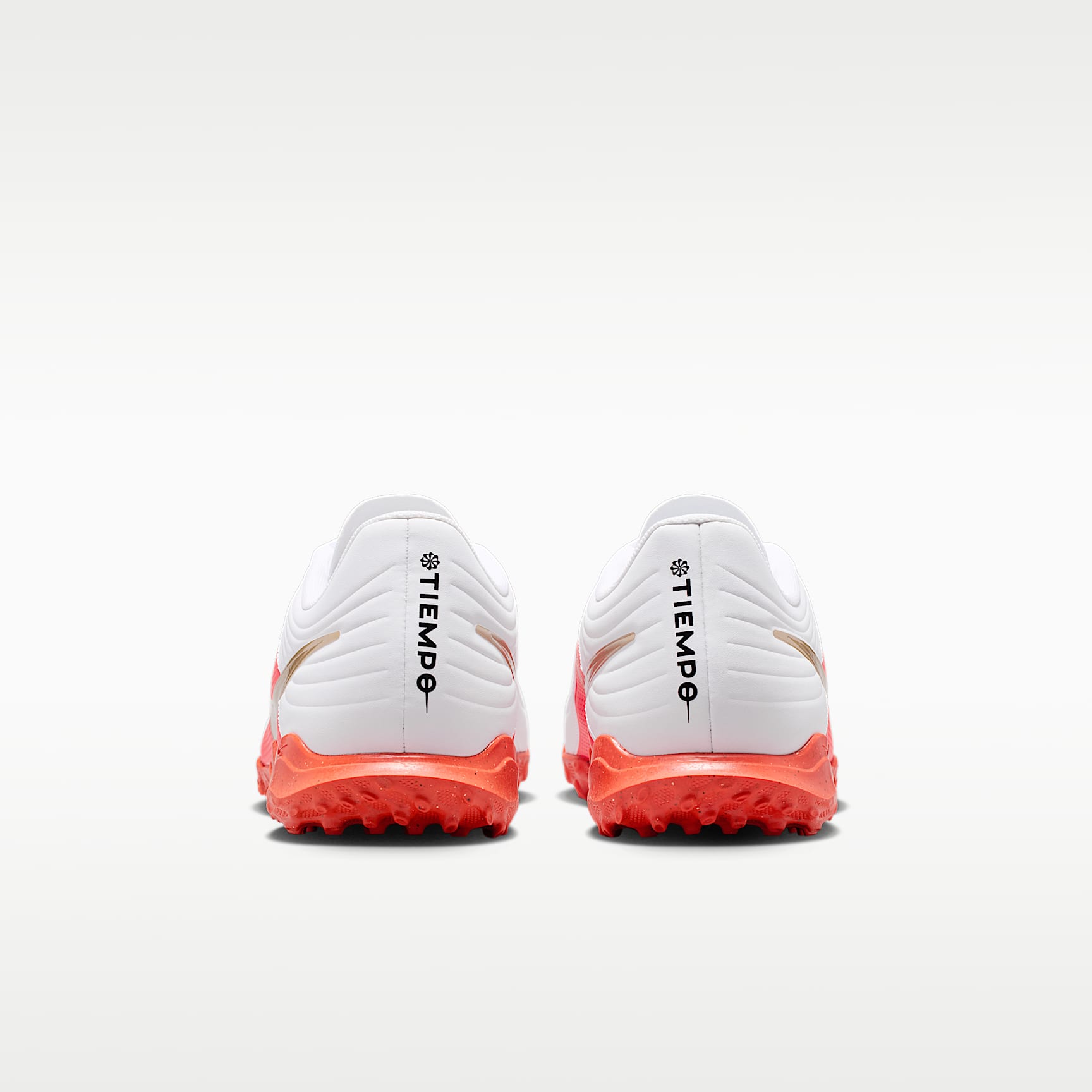 Nike Tiempo Maestro Club Low-Top-Fußballschuh für Turf – Weiß/Bright Crimson/Blur
