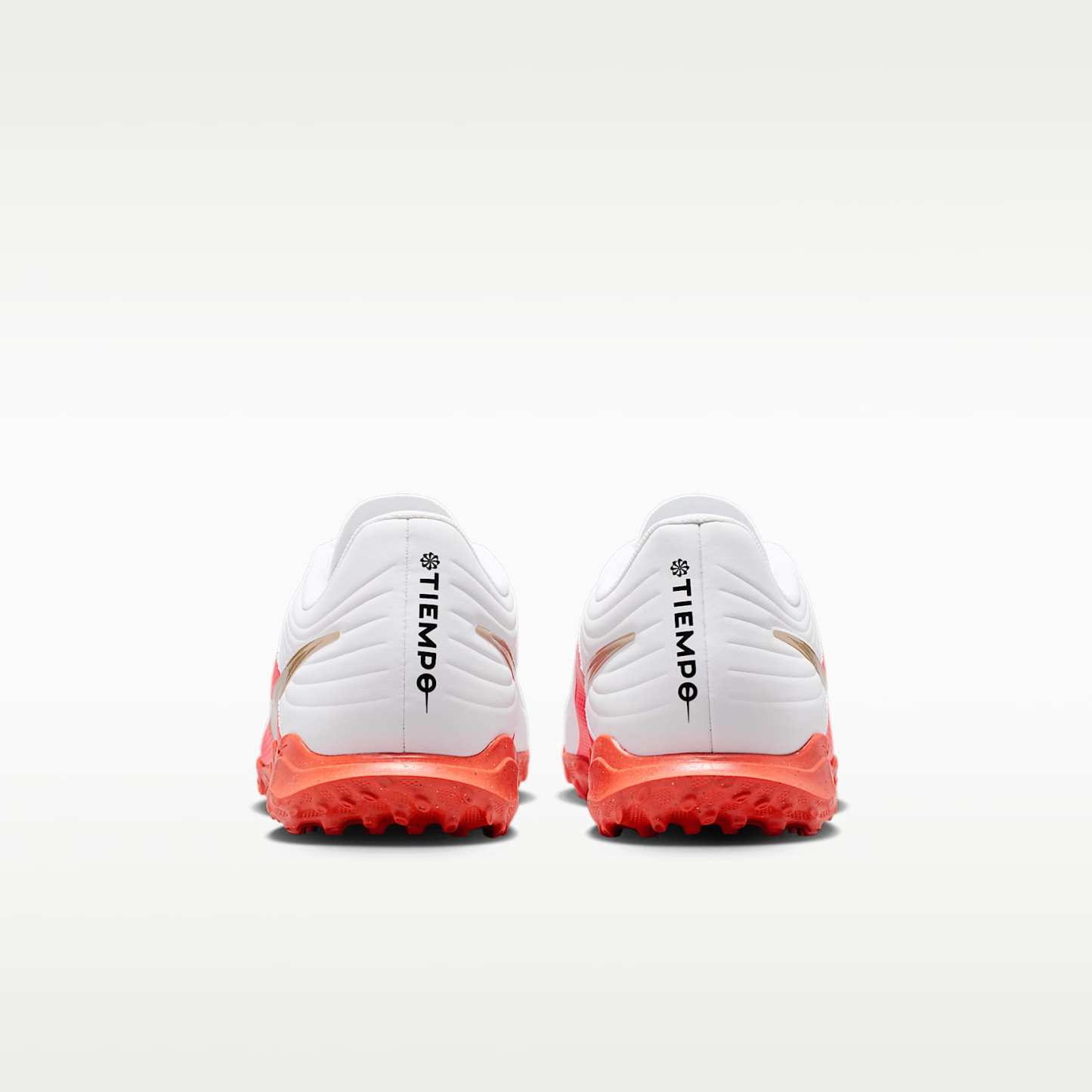 Nike Tiempo Maestro Club Low-Top-Fußballschuh für Turf – Weiß/Bright Crimson/Blur