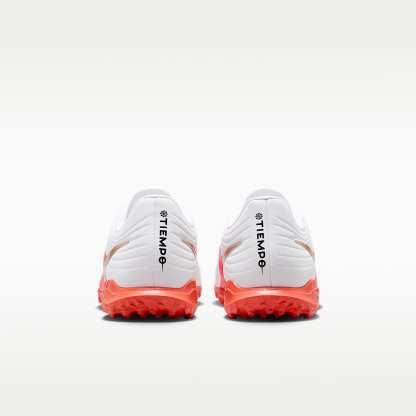 Nike Tiempo Maestro Club Low-Top-Fußballschuh für Turf – Weiß/Bright Crimson/Blur